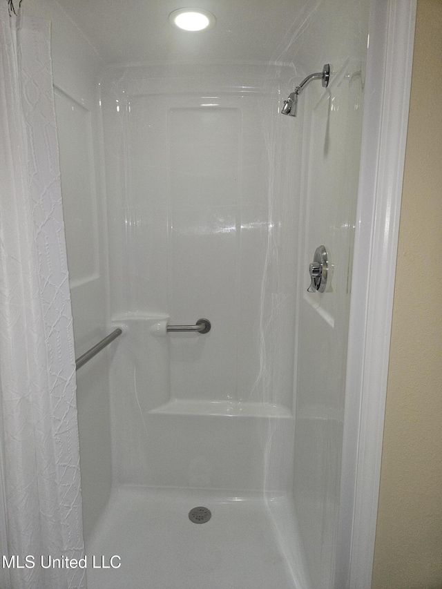 2668 Beach Blvd Unit 702, Biloxi, MS 39531 - full bath featuring a shower with curtain