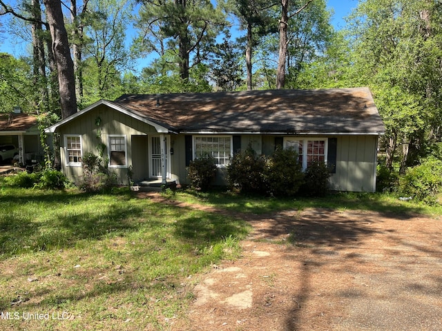 ranch-style home featuring a front lawn