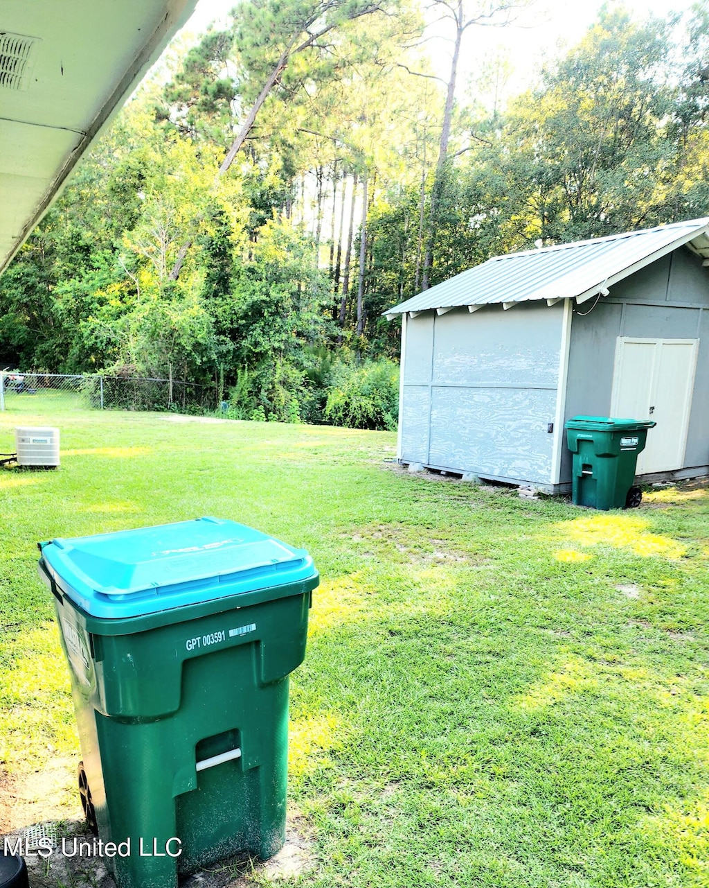 view of yard featuring a shed