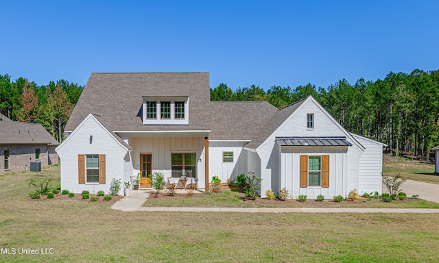 modern farmhouse featuring a front yard