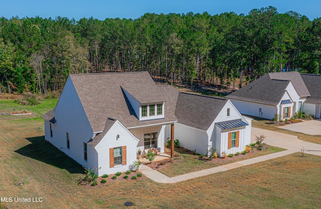 view of front of house featuring a front yard