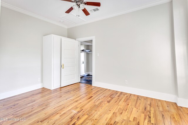 unfurnished room featuring light hardwood / wood-style flooring, ornamental molding, and ceiling fan