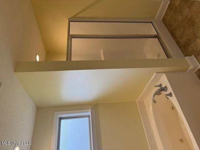 7497 Redberry Dr, Horn Lake, MS 38637 - bathroom with a bathtub