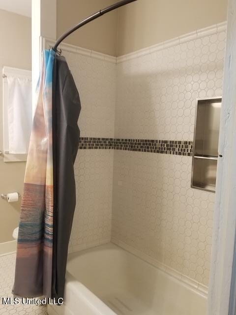 3 New St, Natchez, MS 39120 - full bathroom featuring shower / bath combo and baseboards
