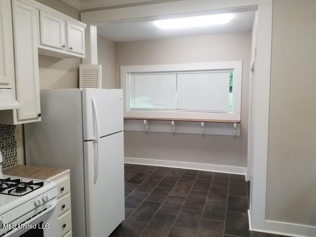 3 New St, Natchez, MS 39120 - kitchen featuring white gas range oven, white cabinetry, baseboards, range hood, and light countertops