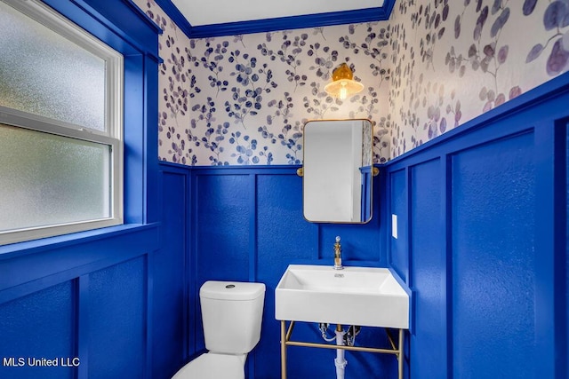 6544 Columbus Cir, Ocean Springs, MS 39564 - half bathroom featuring wallpapered walls, wainscoting, and a decorative wall