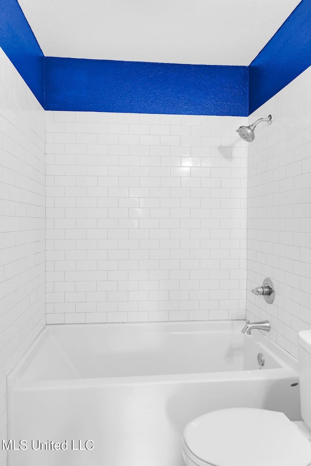 6544 Columbus Cir, Ocean Springs, MS 39564 - full bath featuring toilet and tub / shower combination