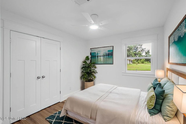 6544 Columbus Cir, Ocean Springs, MS 39564 - bedroom featuring wood finished floors, a ceiling fan, and a closet