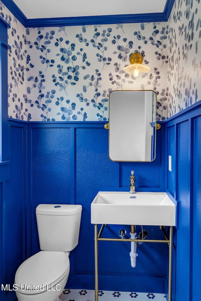 6544 Columbus Cir, Ocean Springs, MS 39564 - bathroom featuring wallpapered walls, a wainscoted wall, ornamental molding, and a decorative wall