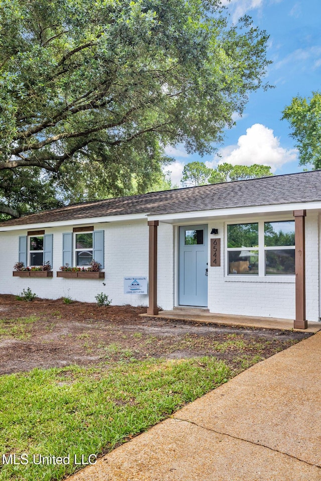 6544 Columbus Cir, Ocean Springs, MS 39564 - single story home featuring brick siding and a shingled roof