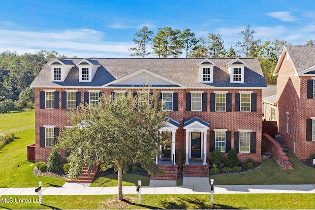 colonial house featuring a front yard