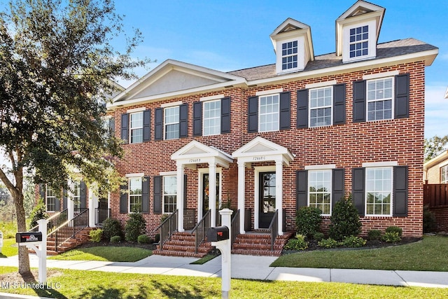 view of front of property featuring a front yard