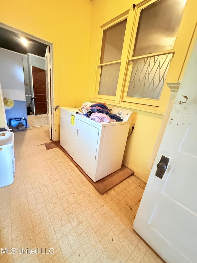 1057 Adams St, Grenada, MS 38901 - laundry area featuring washer and clothes dryer