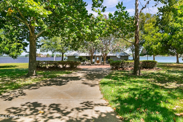 view of front facade featuring a front lawn