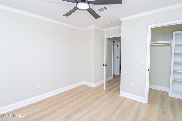 unfurnished bedroom featuring light hardwood / wood-style flooring, a closet, crown molding, and ceiling fan