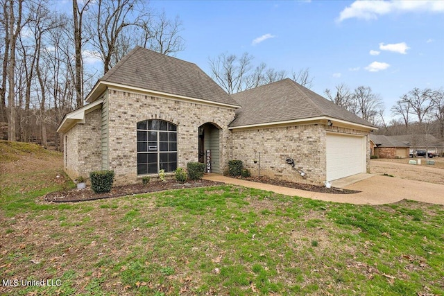 view of front of house with a garage and a front yard