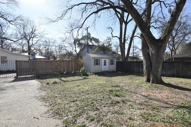 view of yard featuring a storage shed