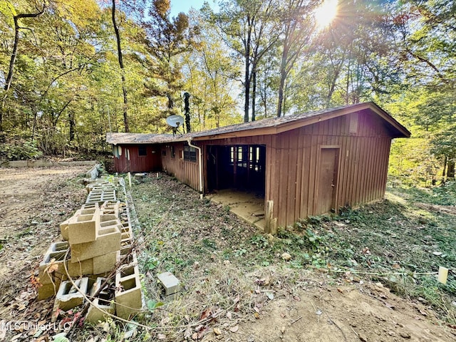 view of outdoor structure featuring an outdoor structure