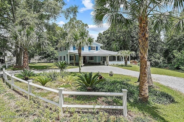 view of front of property featuring a front yard and covered porch