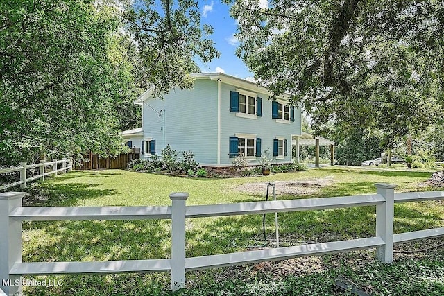 view of front of property featuring a front lawn