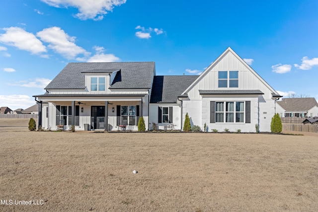 view of front of house featuring ceiling fan and a front yard