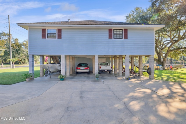 view of front facade featuring a carport and a front lawn