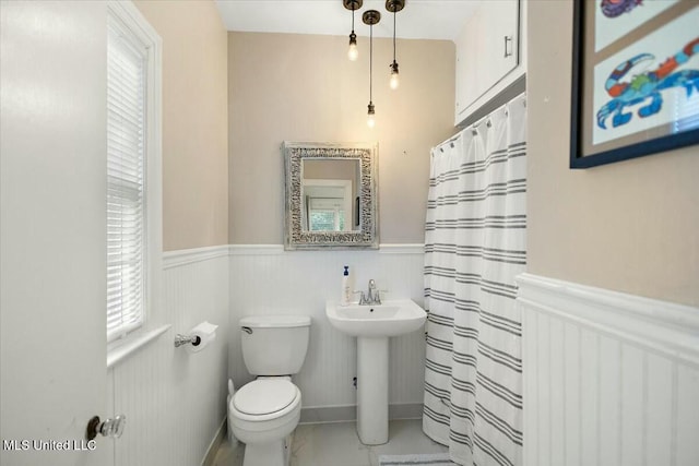 bathroom featuring toilet and sink