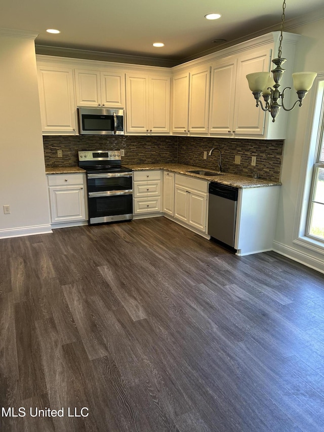 519 Morning Glory Cv, Madison, MS 39110 - kitchen featuring appliances with stainless steel finishes, baseboards, dark wood finished floors, a sink, and crown molding