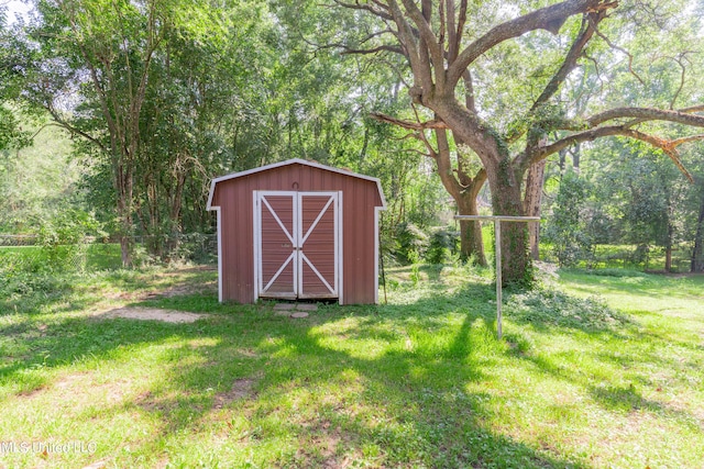 view of outdoor structure with a yard