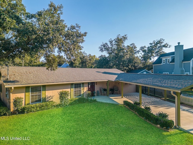 view of front of home featuring a patio and a front yard