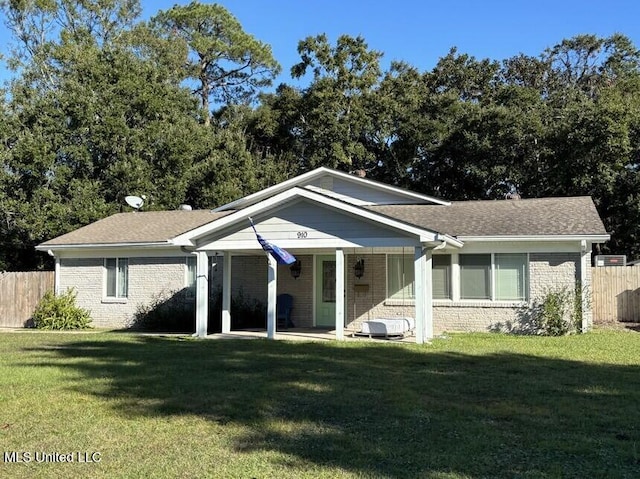 view of front of property featuring a front yard