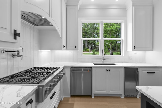 231 Oakside Trl, Madison, MS 39110 - kitchen with stainless steel appliances, a sink, tasteful backsplash, and white cabinets