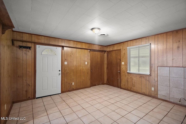 308 Asbury Dr, Hazlehurst, MS 39083 - foyer with wood walls