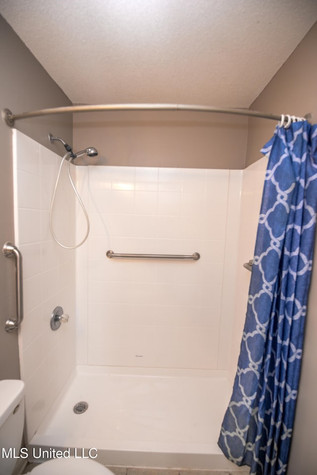 796 Steward Ln, Southaven, MS 38671 - full bathroom featuring a shower with shower curtain and toilet