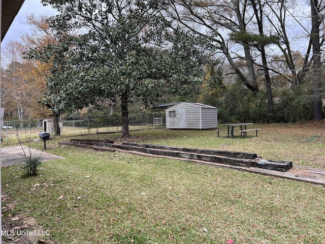 view of yard featuring a storage shed