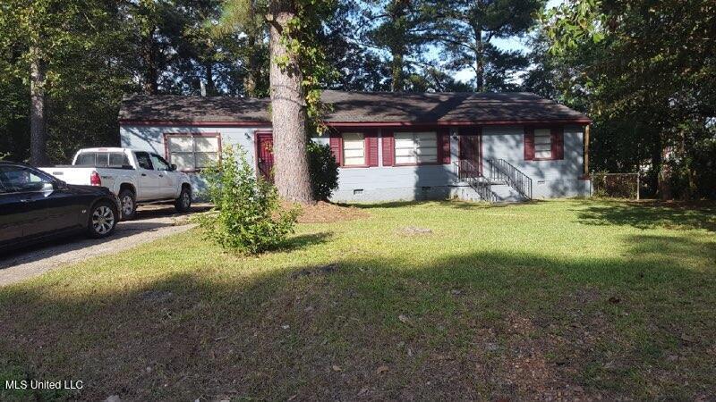 view of front of property featuring a front yard