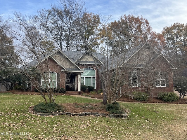 view of front of property featuring a front yard