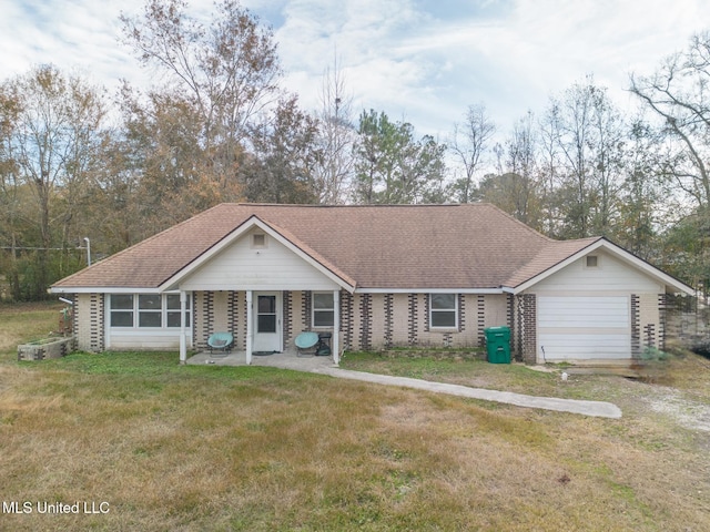 single story home featuring a front yard