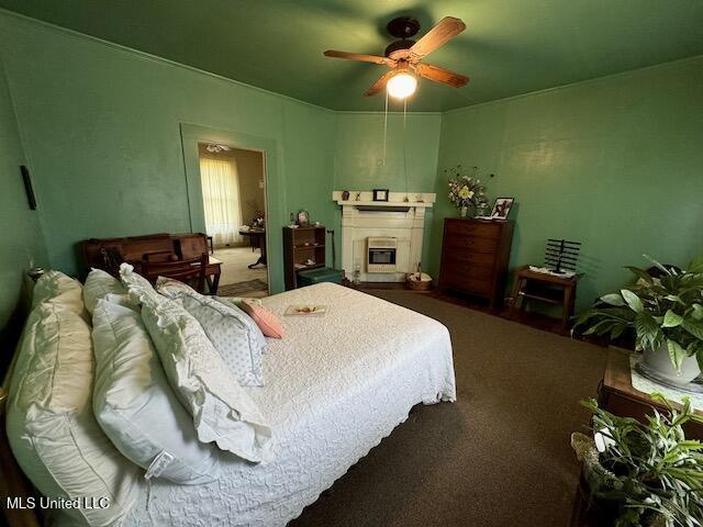 bedroom with ceiling fan