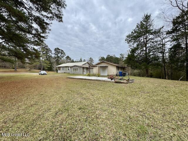 view of front of house with a front yard