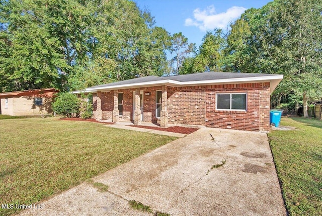 ranch-style home featuring a front lawn