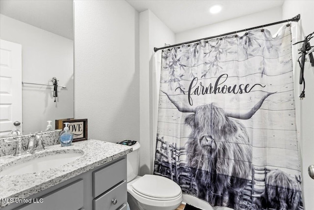 full bathroom featuring curtained shower, toilet, and vanity