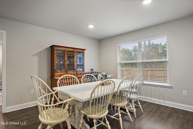 dining room with dark wood-style floors, recessed lighting, and baseboards