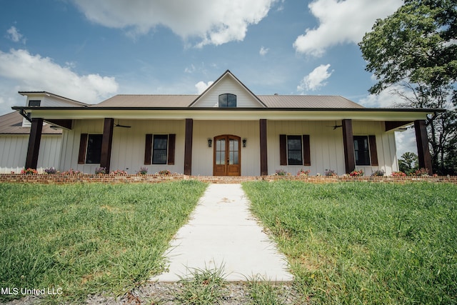 view of front facade with a front lawn, covered porch, and ceiling fan