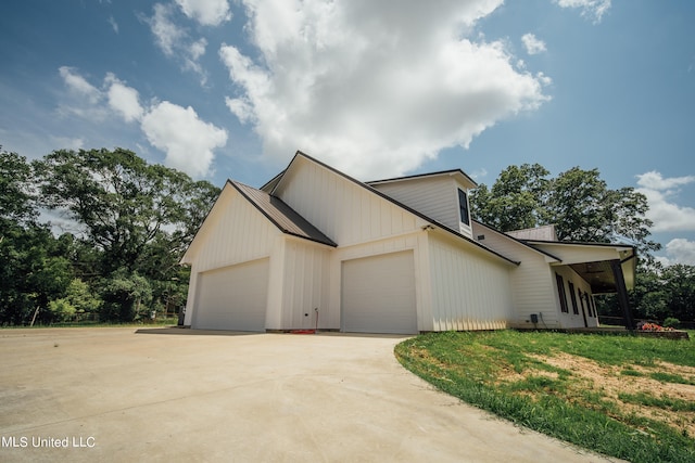 modern inspired farmhouse with a porch and a garage