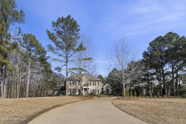 view of front of house with driveway