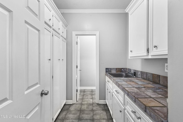 washroom with crown molding, a textured ceiling, and sink