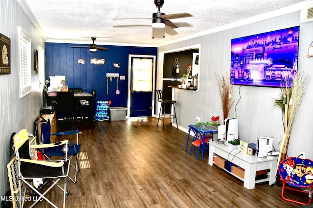 2 Oakwood Ln, Natchez, MS 39120 - living room featuring a ceiling fan, crown molding, wood finished floors, a textured ceiling, and a desk