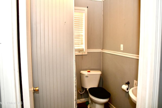 2 Oakwood Ln, Natchez, MS 39120 - bathroom with toilet