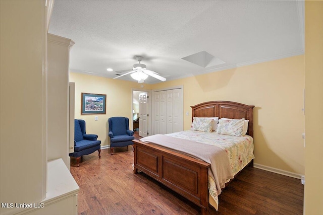 bedroom with a closet, ceiling fan, a textured ceiling, and dark hardwood / wood-style flooring